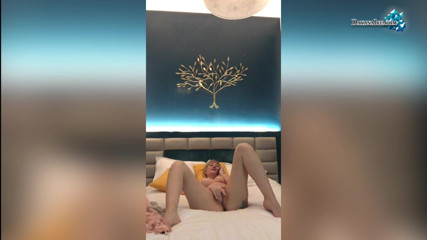 Dayana Ice: Milf bergairah membelai memek basah di depan kamera