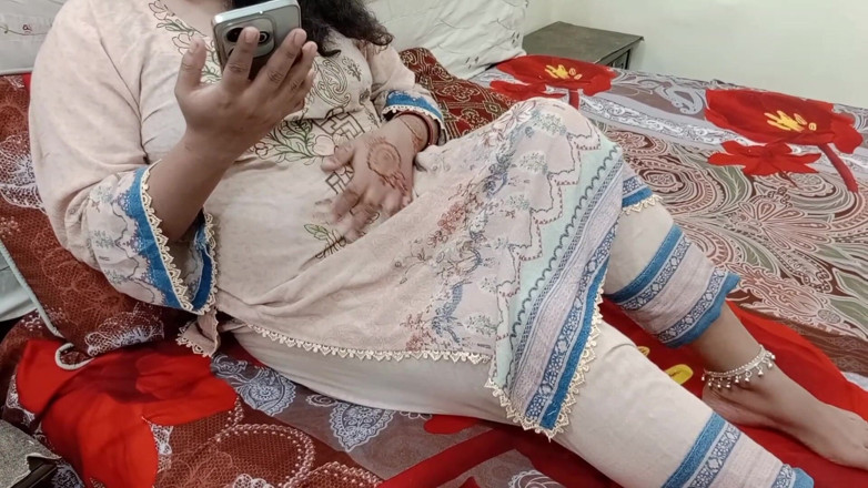 QueenbeautyQB: Горячая мачеха дези хочет секс без любовника