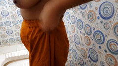 Dhaka sex: Nevlastní syn vidí svou macechu ve vaně