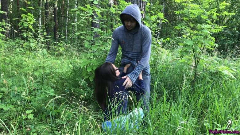 PerfectHelen: Muie brunetă și sex pasional în aer liber