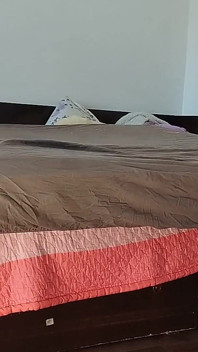 Amatör evli kadın kıyafetlerini deniyor ve kesiyor