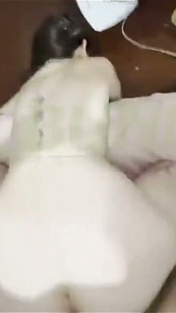 Aku ngentot memek pink temanku yang mungil ini di kamarnya, dia crot di perutnya, dan lanjut ngentot memeknya lagi tanpa kondom.