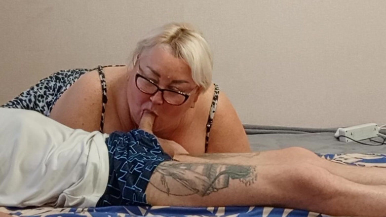 Zona901: 隣人の口の中で深いフェラチオでイキ