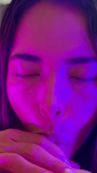 En Primer Plano - Mamada En Luz De Neón De Latina Pornstar Mianins