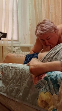 Mulut ibu mertua membuatkan batang saya pancut