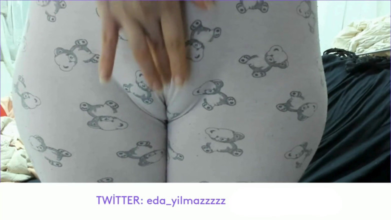 bigass_sexy_bigboobs: Masturbazione in pigiama