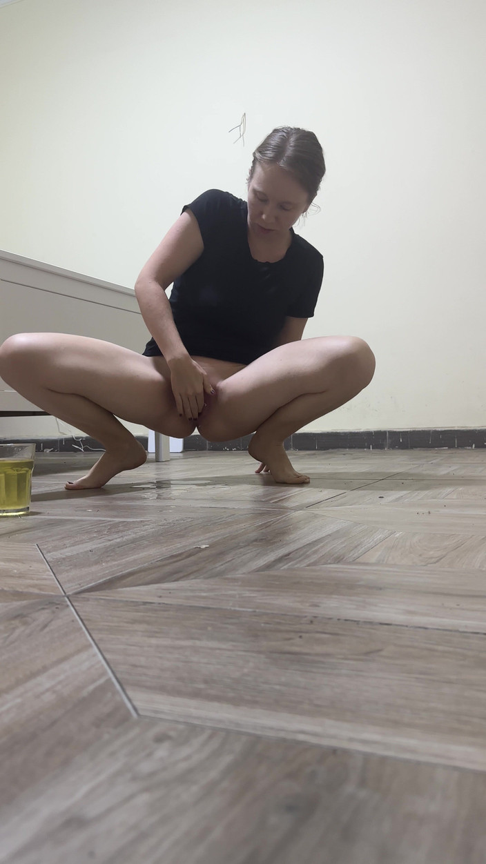 SweetLucy96: Čůrám do sklenice a masturbuji