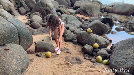 Katty West: Nacktes mädchen fand an einem strand eine Kokosnuss und gießen...