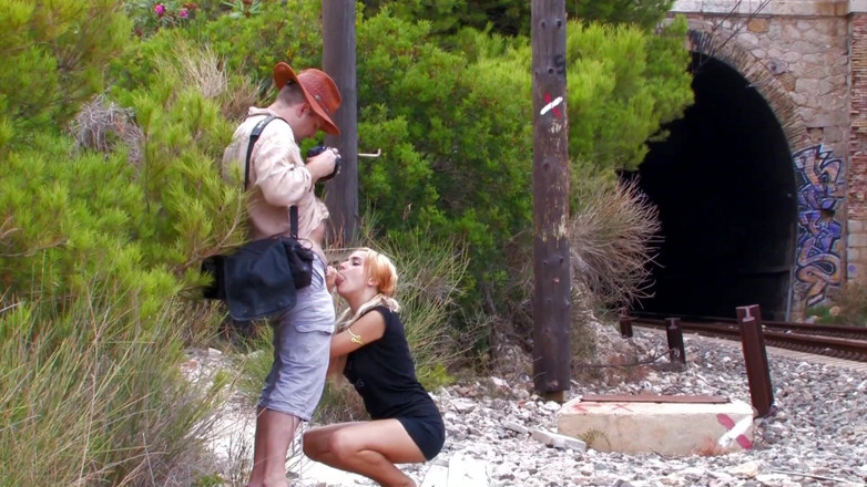 CBD Media: Peituda prostituta com mamilos perfurados recebe sua buceta esticada com...