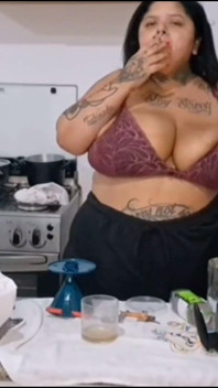 Allure plus-size: grandona fumando na cozinha