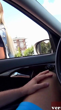 Blondă germană face muie la un bărbat ciudat