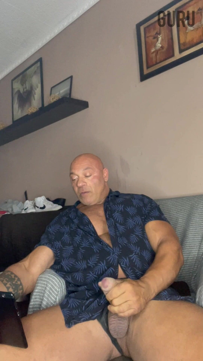 Mr. Guru: Mr Guru Bodybuilding daddy wank em casa