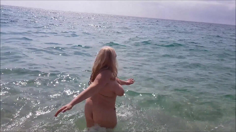 Musa Libertina: Streptease em uma praia de nudismo