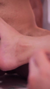 Footjob, Camilo Brown baise les pieds d’Alex et les couvre de sperme, lèche le sperme et l’échange avec Alex