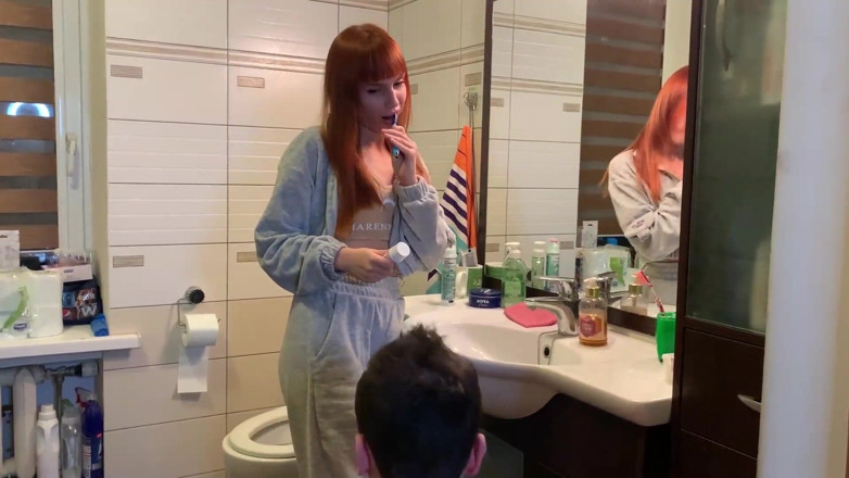 Petite Princesses Femdom: 이빨을 닦고 노예의 입에 침을 뱉는 빨간 머리 소녀 - 아마추어 펨돔 굴욕