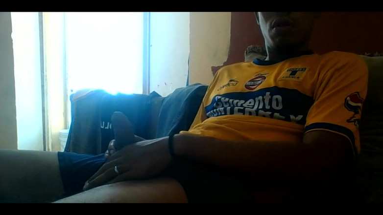 AlexAlejandro13: Duduk di Sofa