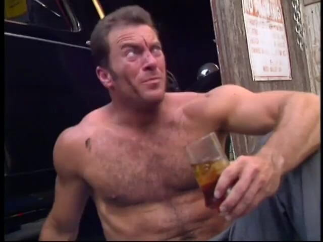 Old Good Porn: Morena beleza fica de joelhos e engasga com um pau...