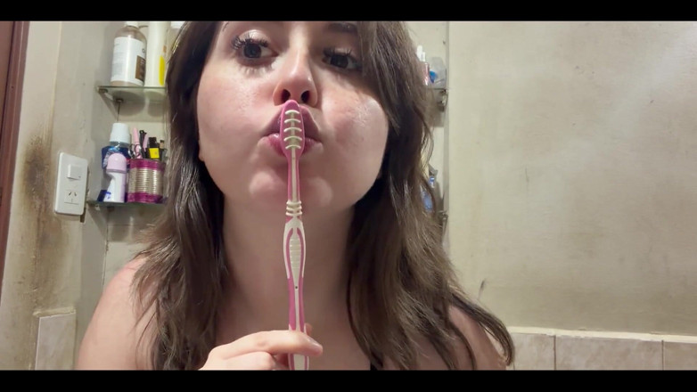 RavenHearth666VIP: Playing with My Toothbrush