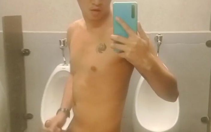 Rent A Gay Productions: Junger asia-teen-typ wichst auf einer öffentlichen mcdonnalds-toilette