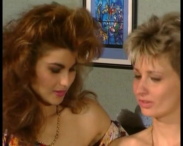 Enjoy German porn: Putas alemanas desagradables se tocan antes de un trío