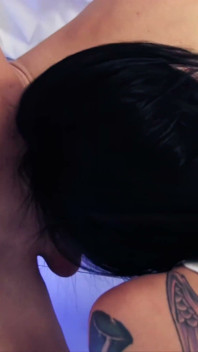 Sensual pequena tatuada pornô bebê Havana Sin é uma puta para grande pau branco em sua buceta raspada