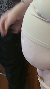 Stříkání do tchyně pusy po vyhonění ptáka v kuchyni