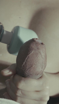 Prima uso il mio vibratore per farlo venire lentamente, poi, con la sua sborra su di me, lo uso per dare a me stesso un grande orgasmo