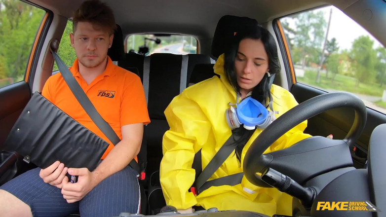 Fake Driving School: Hazmat takımımı çıkar ve beni sik