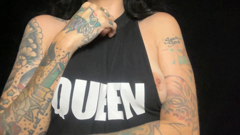 Miss Morticia: Servindo e acariciando