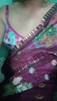 Indian Gay Crossdresser Gaurisissy Pokazując jej całe ciało i naciskając i bawiąc się z jej dużymi cyckami w różowym Sari