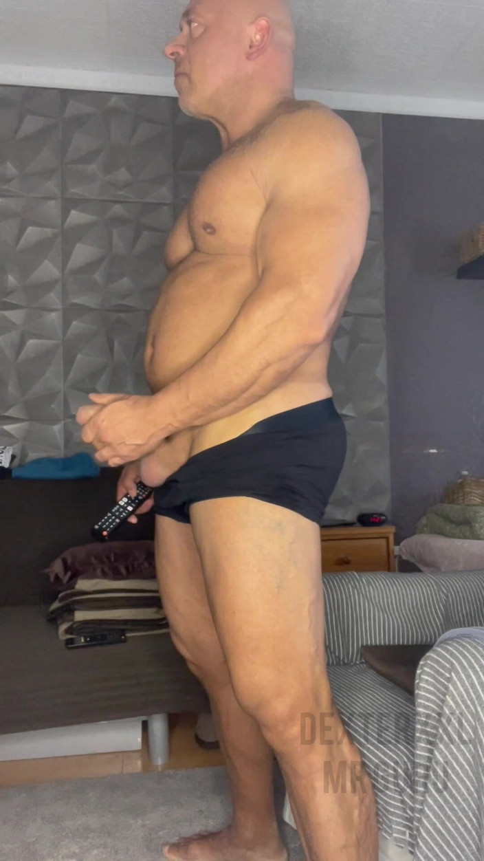 Mr. Guru: Дрочка в нижнем белье. Мистер гуру культурист дрочит со спермой