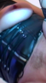Alicia Rhodes, MILF PAWG blonde pulpeuse, dans une scène interraciale sexy avec une grosse bite noire