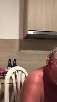 Bel sesso con papà in cucina