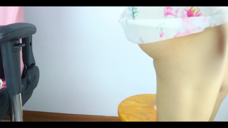 New241New: Thais meisje speelt stiekem met haar man achter het huis