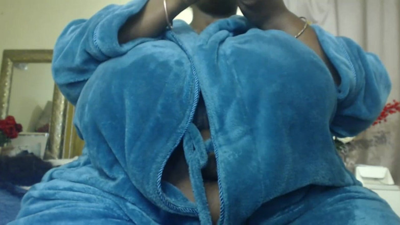 Legendary Booty Overdose: Peituda milf saltando seus peitos
