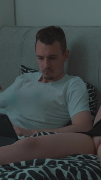 Stiefmoeder en stiefzoo kijken porno, masturberen tot creampie-gelukzaligheid in een gedeeld bed hotelvakantie