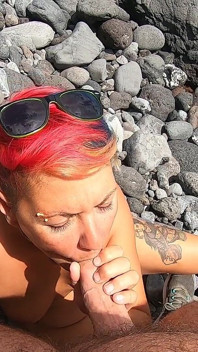 Meine nackte kurzhaarige ehefrau lutscht meinen schwanz im freien an einem strand
