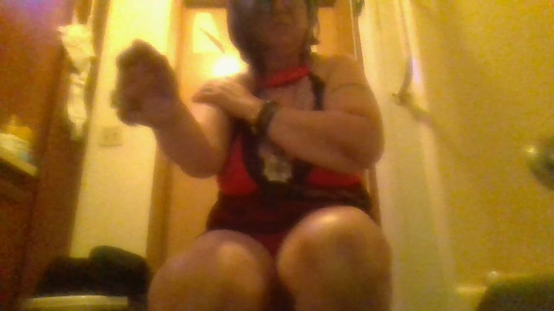 krazykristin: 性感的热辣紧致阴户大塔红礼服黑色内裤