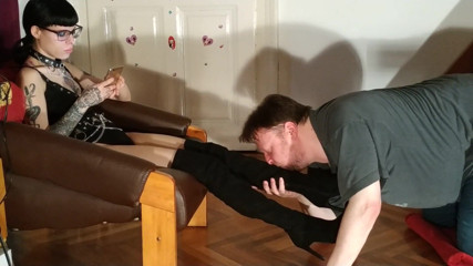 Beth Kinky: Renifle mon pied puant et en sueur te moron !