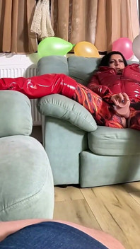 Dominante camisa roja milf humillación de globo. Erección fallida, consolador grande montando y follando
