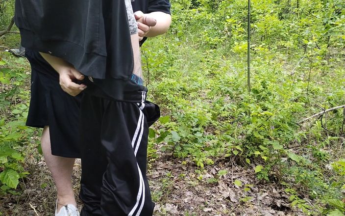Zona901: Buurvrouw zuigt mijn lul in een park en slikt heet...
