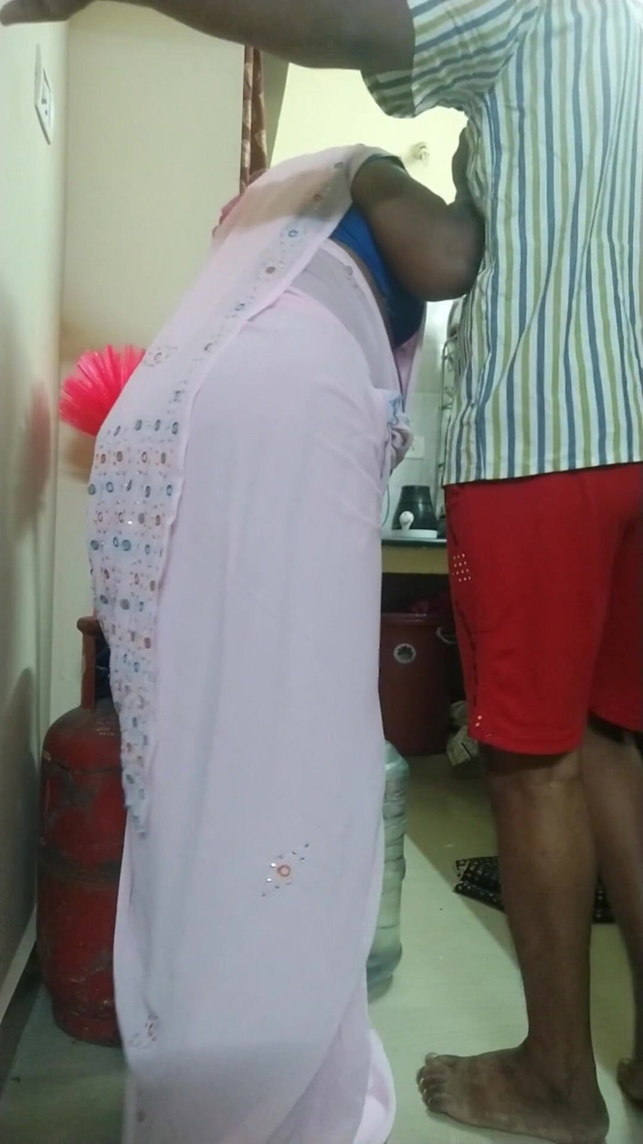 Saranya: Watercan 男孩 操逼