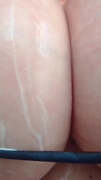 Bbw con grandi tette in lozione bikini e ipnotizzante titmotismo