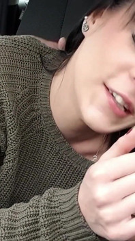 德国女友在车上给约会口交并吞下，而男朋友在楼上等待