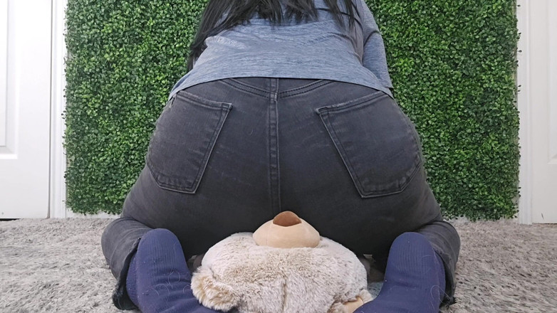 Julia Ryan: Face Farting on My Teddy