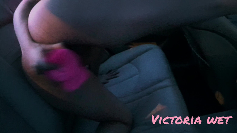 Victoria wet: Dildo masturbation in the car - riding the window