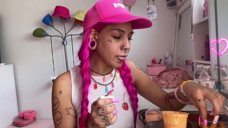 Nali Marie: Awek kecil molek makan berlebihan, makan muka, makan makanan panas,...