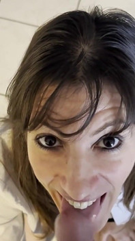 Lety Howl é fodida pelo entregador na cozinha