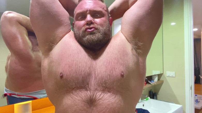 Jack stacked: Flexion dans la salle de bain après la salle de...