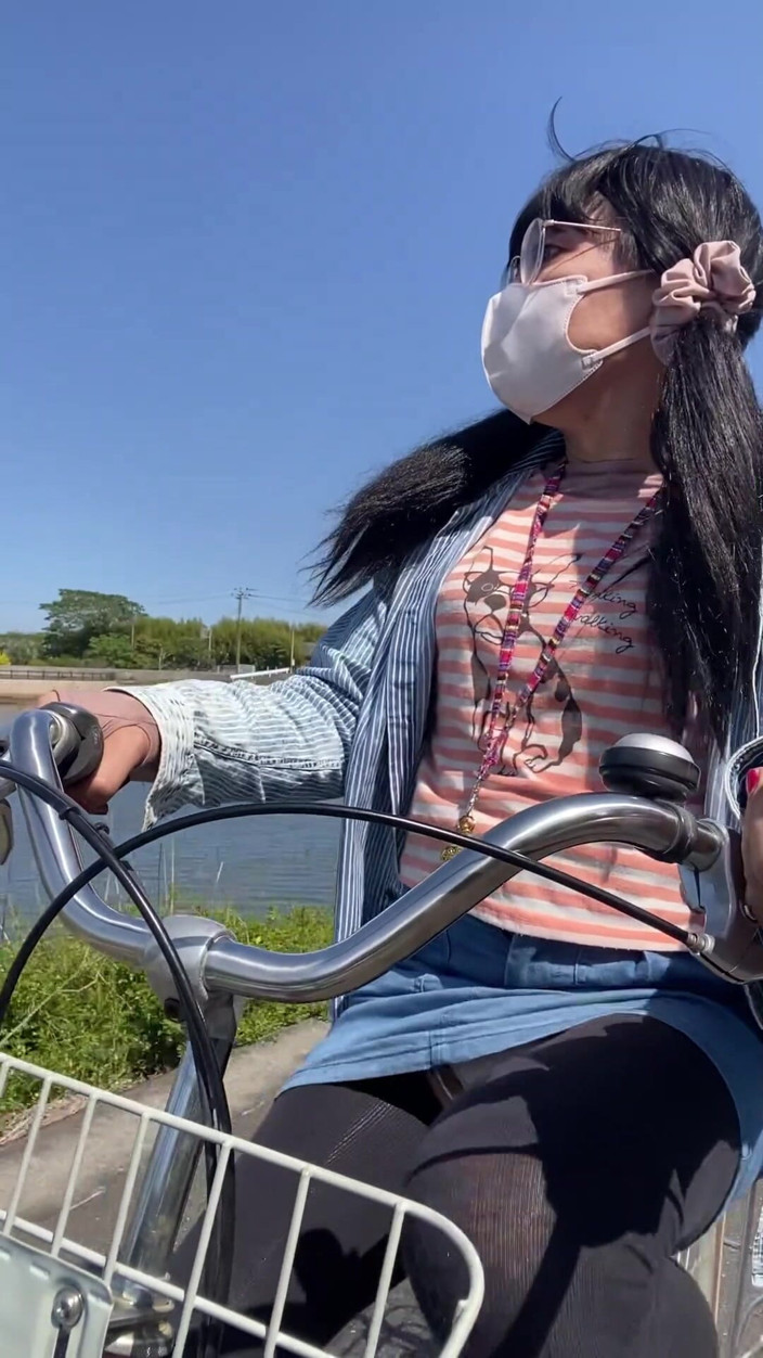 megu2002: No227 街道沿いでタックおまんこ露出